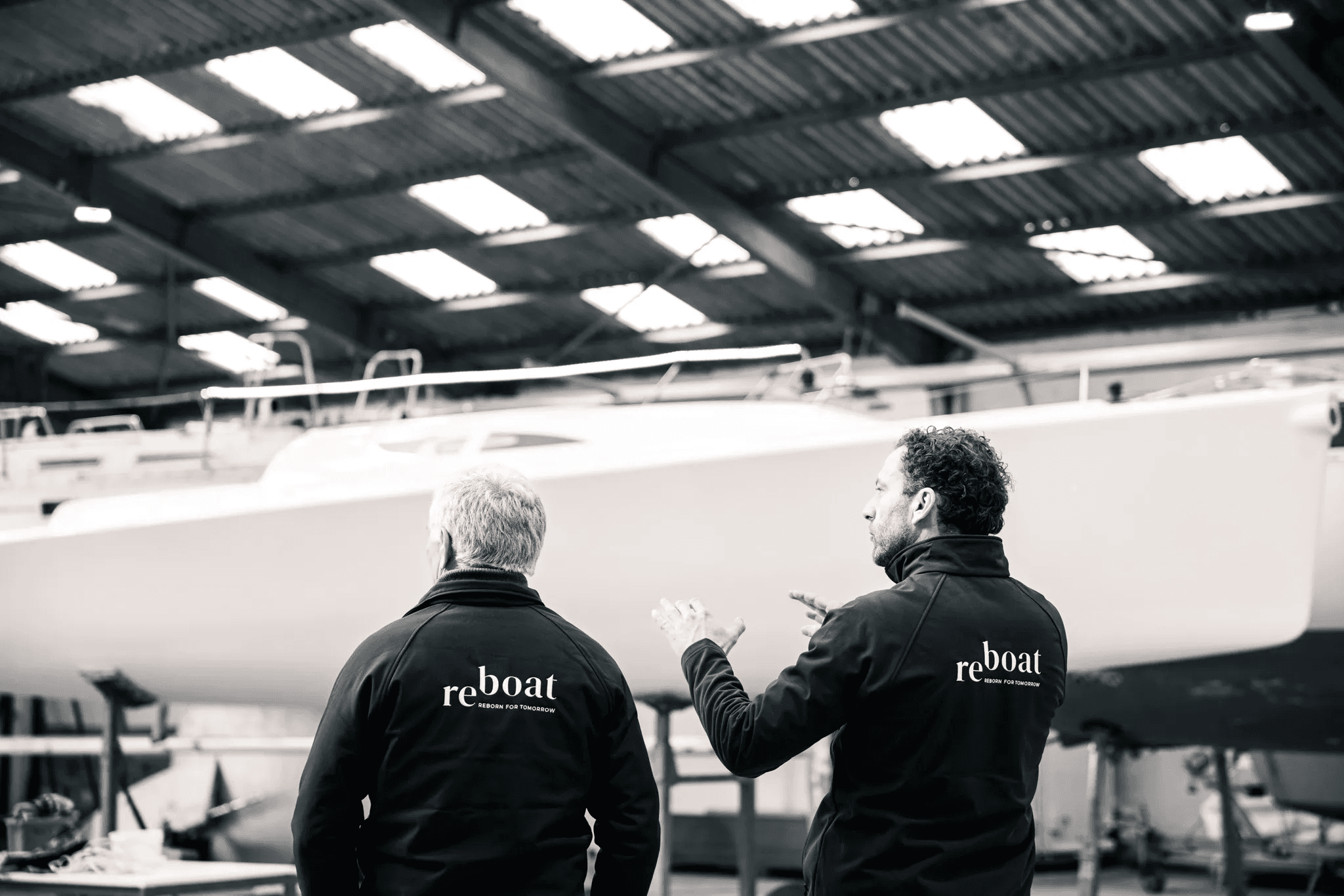 Bateau à voile sur un lac avec montagnes