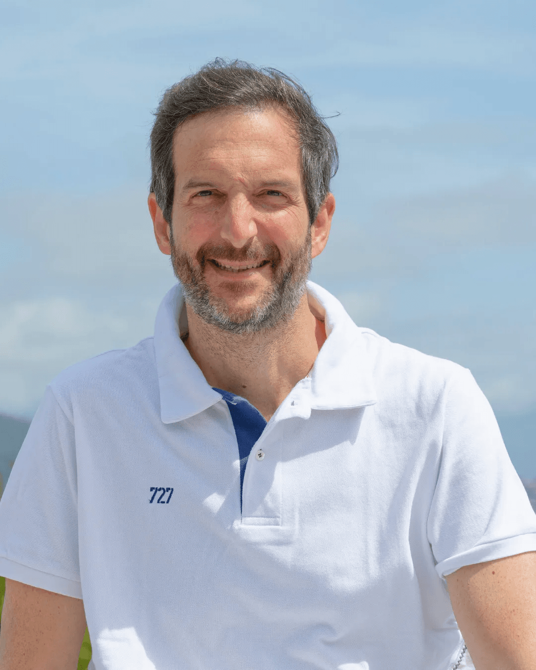 Bateau à voile sur un lac