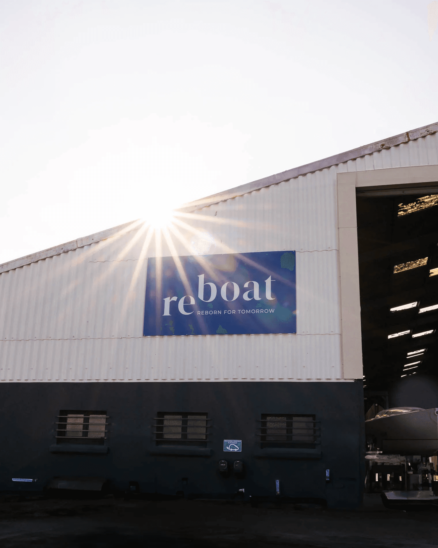 Bateau à voile sur un lac avec montagnes